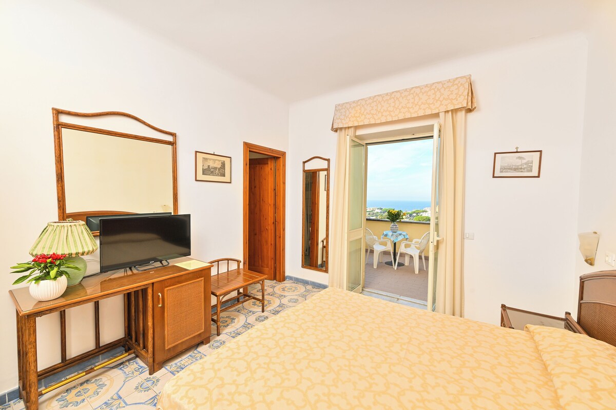 Lastminute di Fine Maggio a Forio d’Ischia all’Hotel Tramonto d’Oro con piscine termali, cure e centro benessere